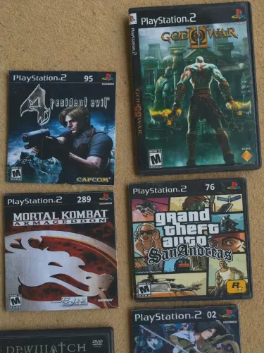 11 Jogos PS2 contém 1 original ,RE4, GTA, Naruto Ultimate 5, God of War, Mortal Kombat e+