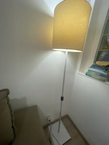 Abajur de pé branco