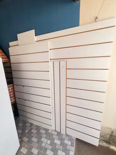Painel canaletado ou prateleira para ganchos