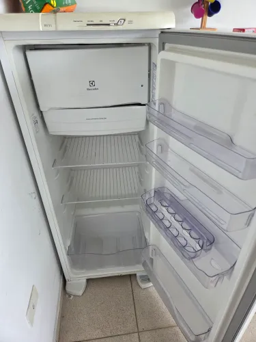 Geladeira Electrolux RE31 240L