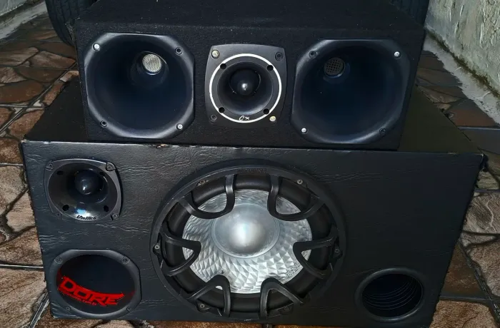 Vendo Trio XP 550 RMS mais um Twitter três cornetas um módulo Taramps 800 RMS tudo novo