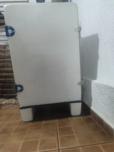 A venda baú de moto, com base , mais parafusos de fixação, mais suporte celular pra moto, 