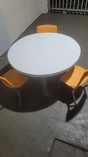 Mesa infantil 3 cadeiras tampo 90cm
