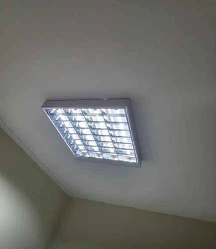 Luminárias de sobrepor com refletores espelhados.