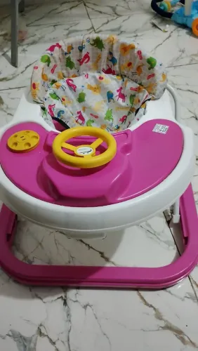 Vendo um andador e uma cadeirinha bb conforto novo bem conservado.