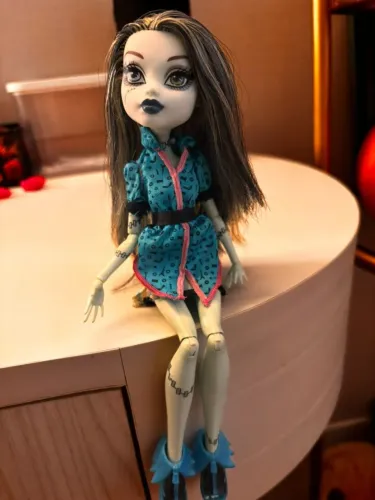 DUAS BONECAS MONSTER HIGH