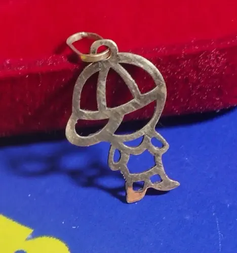 Pingente Boneco Menino com Boné Ouro 18 Kilates Peso 0.13 Gramas 10 mm