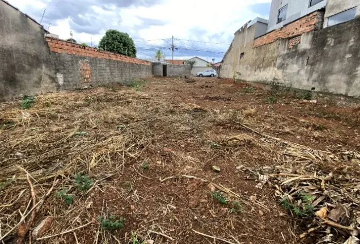 Lote limpo de 360m² na Vila Santa Rita - 5ª Etapa | Excelente Localização