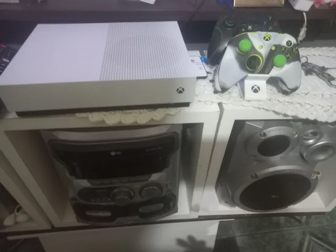 Vendo Xbox one s All digital com vários jogos e 2 controles 1.000 reais * zap
