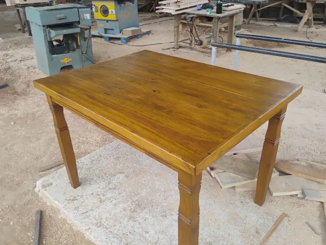 Mesa rústica de madeira maciça
