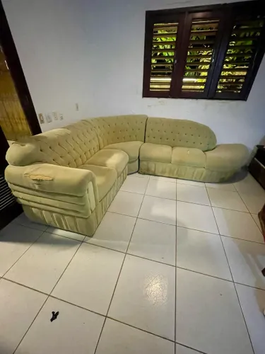 Sofá chesterfield em L