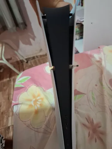 PS 5 semi novo. Todos os cabos são originais.