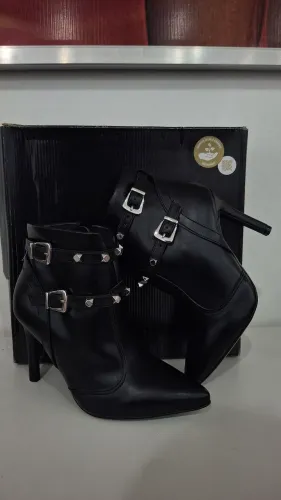 bota preta de cano curto Vizzano estilo ankle boot com salto agulha alto