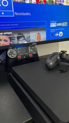 PS4 em excelente estado com jogos e 2 controles