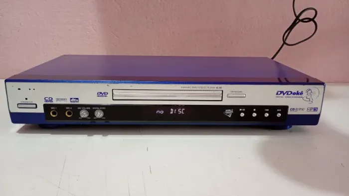 DVD karaoke CD player Gradiente K-35. Defeito: sem o cabo flat da unidade ótica.