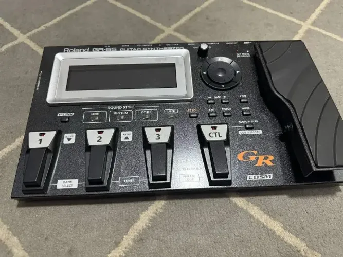 Roland GR-55 Guitar Synthesizer
