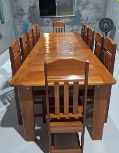Mesa de Madeira Com 12 Cadeiras 