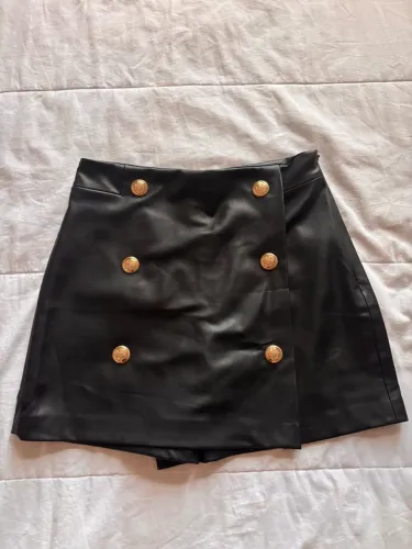 Short-saia couro ecológico Zara XS