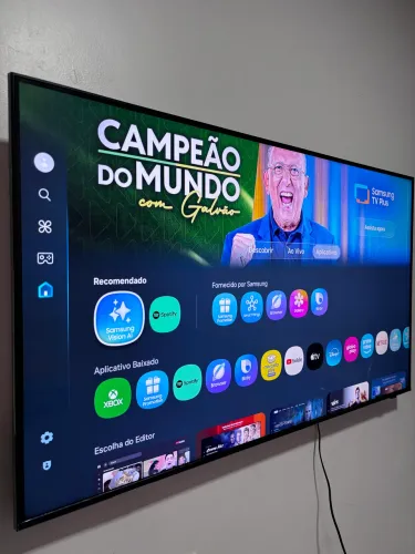 Smart tv Samsung 55 polegadas 4k, controle solar, comando de voz, borda infinita.