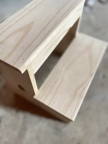 Escadinha de madeira  dois degraus 