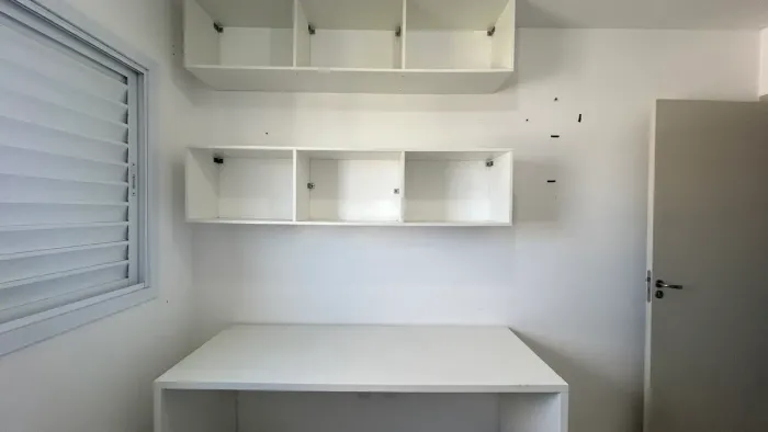 Mesa de escritório + prateleiras em madeira