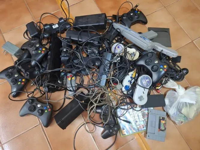 Lote de itens no estado para conserto ou retirada de peças