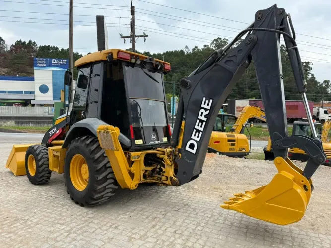 Aluga-se retroescavadeira John deere