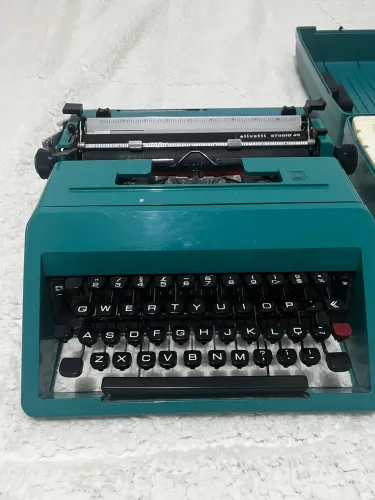 Máquina de escrever vintage (leia o anúncio) 