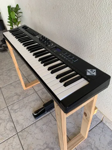 Teclado Controlador USB MIDIPLUS 61 teclas + Sustein e Suporte