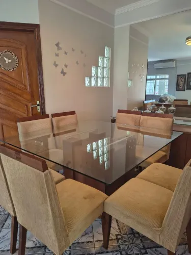 Mesa de jantar de 8 cadeiras com aparador