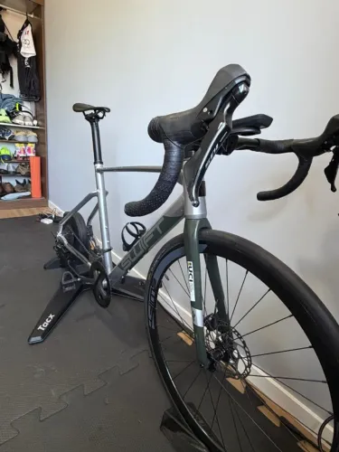 Rolo Ciclismo Indoor tack com Bicicleta e tela.