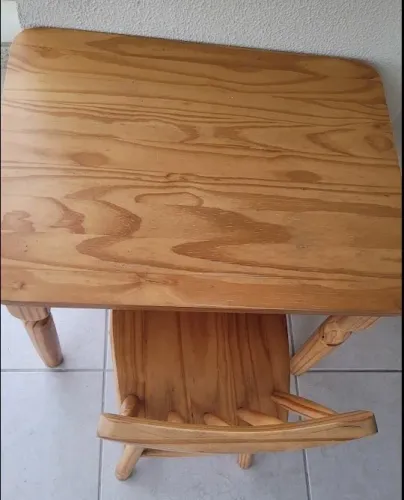 Mesa e cadeira infantil da Tok & Stok em madeira maciça.