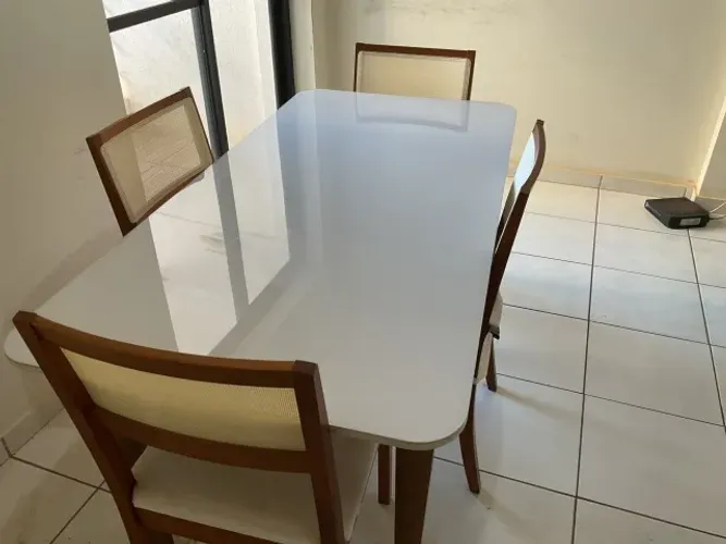 Mesa de jantar com cadeiras