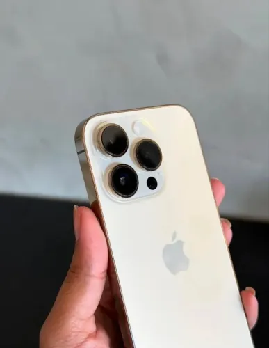 IPhone 14 Pro dourado