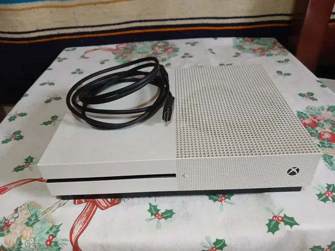 Xbox one s 1 tb Sem controle acompanha um cabo hdmi 