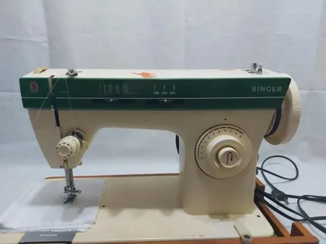 Máquina de costura em ótimo estado, tudo funcionando.moro na zona norte.