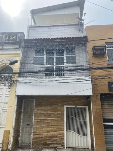 Prédio comercial de 3 pavimentos é residencial, na rua senador Manoel Barata