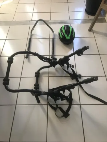 1 Transbike, 1 suporte de parede para bike e o capacete de proteção. Tudo seminovo. Por 5