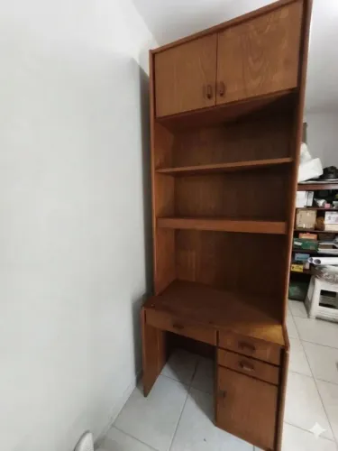 Escrivaninha com estante de eucalipto