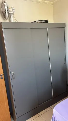 Vende-se Guarda roupa semi novo