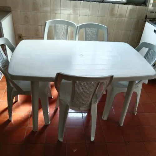 Mesa de 6 lugares com 6 cadeiras PVC