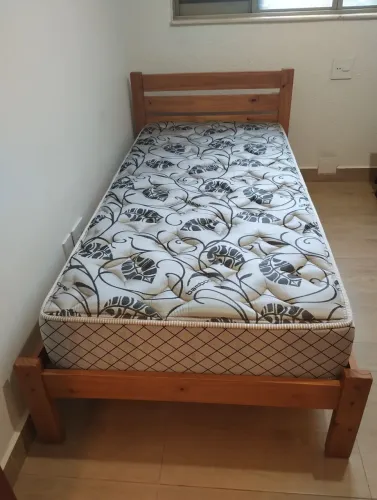 Cama de madeira - solteiro com colchão
