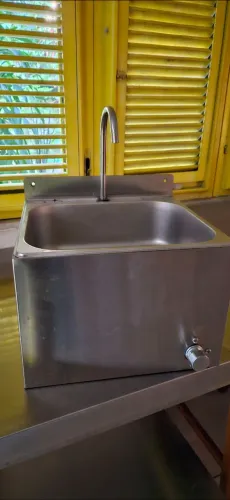 Pia De Lavar As Mãos Assepsia Inox Com Acionamento Joelho