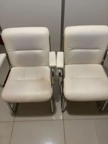 2 Cadeiras Tok&Stok em Couro com Braços - R$ 630 o par