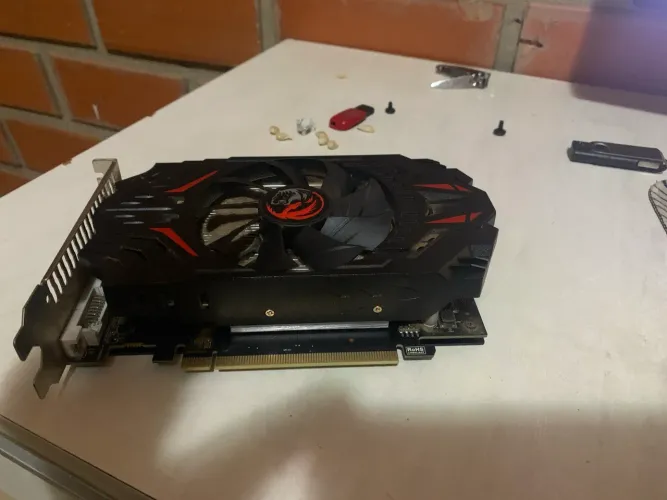 Placa de Vídeo Pcyes Radeon RX 550 4GB Graffiti Series GDDR5