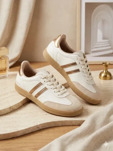 Tênis Sneaker Casual Off White Com Listras Metalizadas