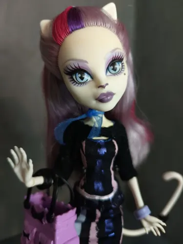 MONSTER HIGH - CATRINE DE MEW - VOLTA AS AULAS