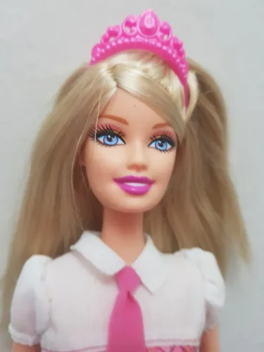 Boneca Barbie Blair da coleção Escola de Princesas <br><br>Mercado Livre<br> +1<br>A boneca