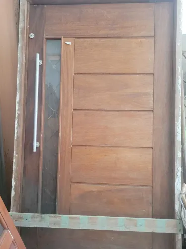 Porta de madeira maciça