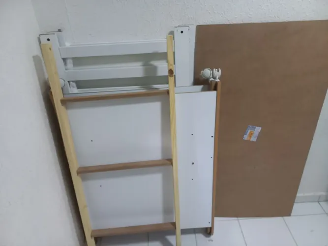 Berço infantil desmontado